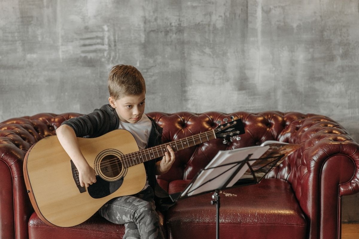 5 Fun And Simple Guitar Lessons For Kids (even adults/big kids!)
