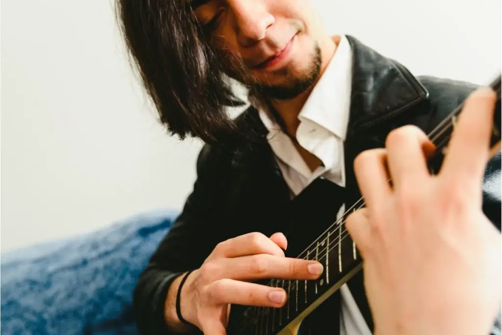 8 Top Tips for Playing Electric Guitar for Beginners