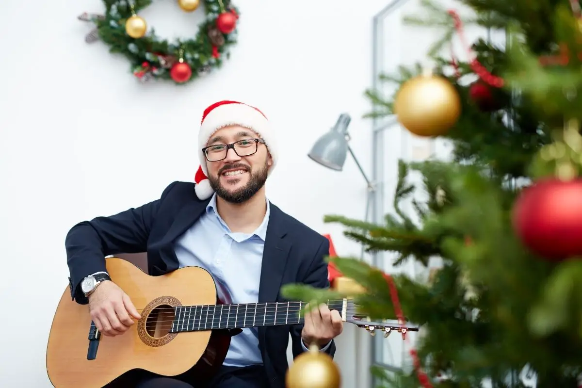 Top 30 Easy Guitar Christmas Songs With Chords