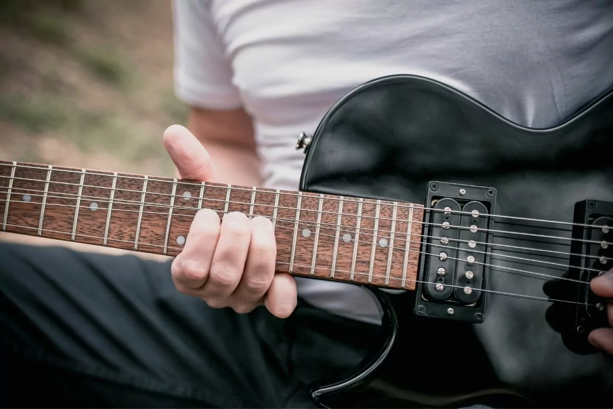 Differences-Between-A-Left-And-Right-Handed-Guitar-2