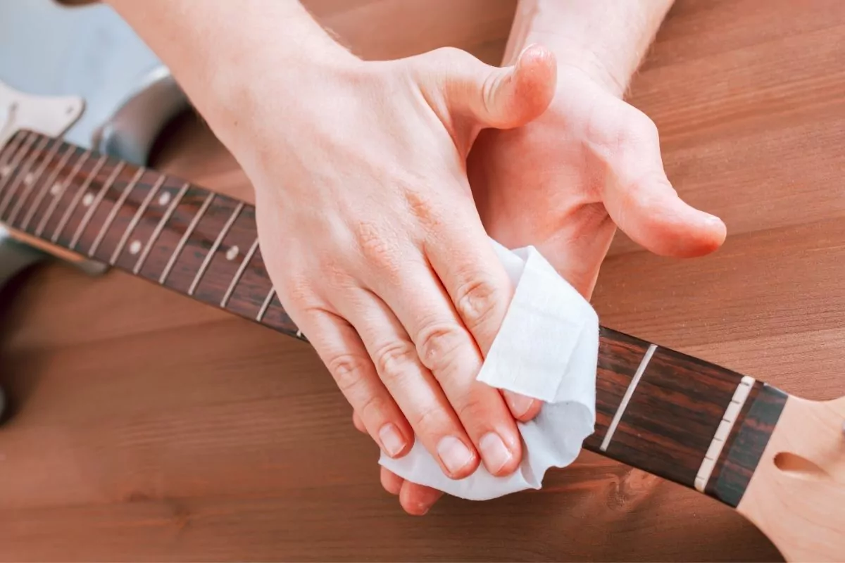 How-To-Clean-And-Polish-Guitar-Frets